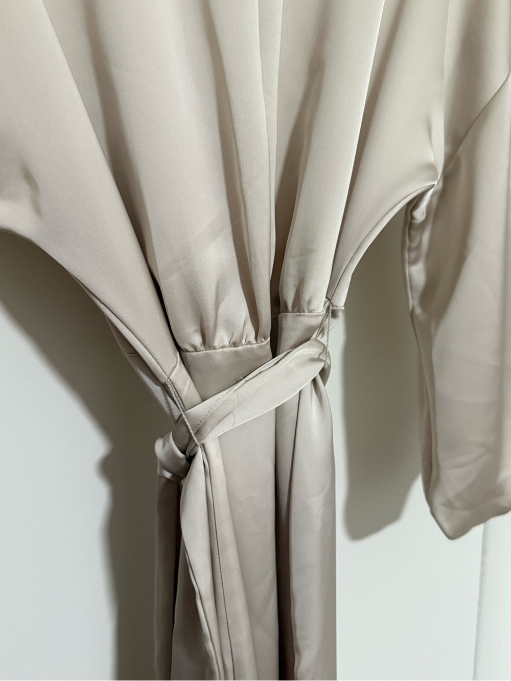 H&M Silky satin midi/maxi cream dress with balloon sleeves and waist tie - Picture 9 of 11